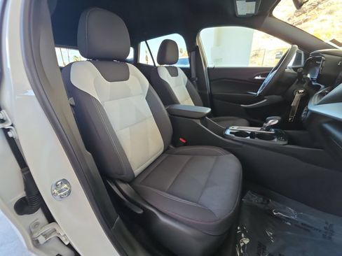 Used 2025 Chevrolet Trax RS FWD image 28