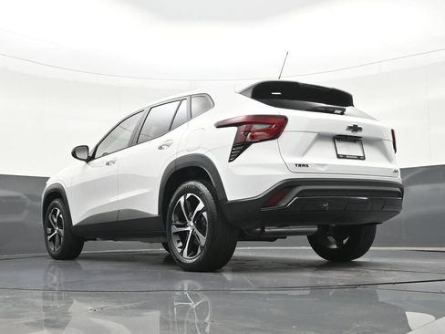 Used 2026 Chevrolet Trax RS FWD image 25