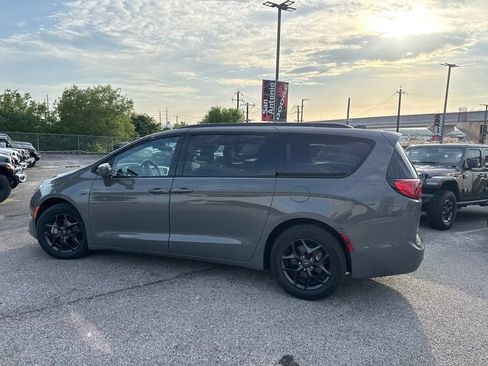 Used 2020 Chrysler Pacifica Touring-L Plus w/ Advanced Safetytec Group FWD image 21