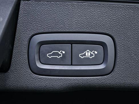 Certified 2023 Volvo XC60 B5 Plus w/ Climate Package FWD image 33