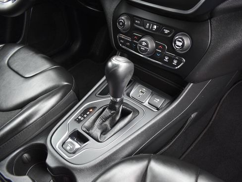 Used 2019 Jeep Cherokee Latitude Plus w/ Comfort/Convenience Group FWD image 25