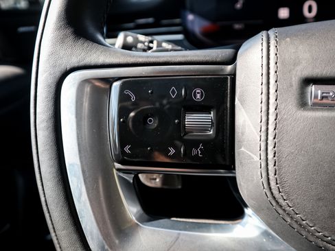 Used 2025 Land Rover Range Rover SE image 19