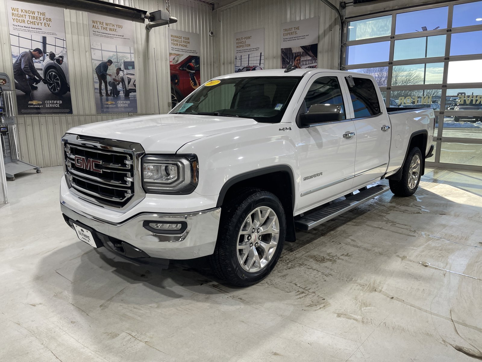 Used 2017 GMC Sierra 1500 SLT w/ SLT Premium Package AWD/4WD image 4
