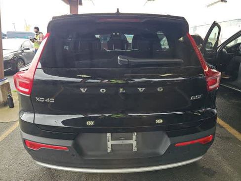 Used 2025 Volvo XC40 B5 Plus image 5