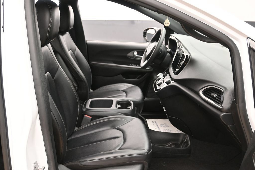 Used 2025 Chrysler Pacifica Select FWD image 28