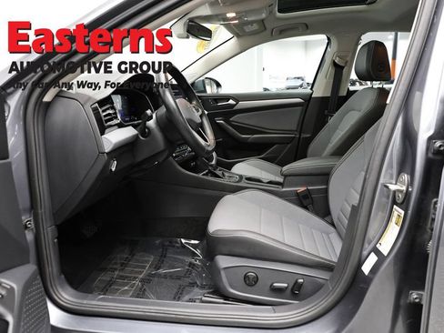 Used 2025 Volkswagen Jetta SE FWD image 14