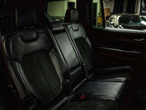 Used 2024 Jeep Grand Cherokee L Laredo image 12