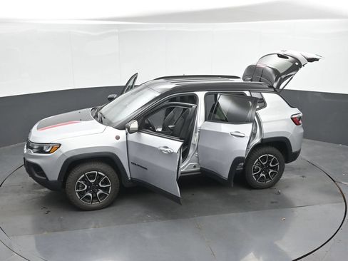 Used 2025 Jeep Compass Trailhawk w/ Trailer Tow Group AWD/4WD image 51