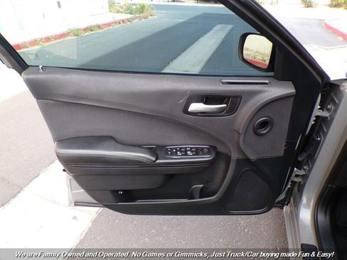 Used 2017 Dodge Charger SE w/ Blacktop Package image 12