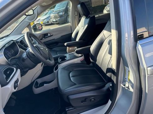 Used 2024 Chrysler Pacifica Touring-L FWD image 14