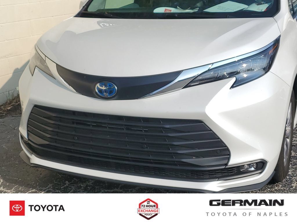 Certified 2025 Toyota Sienna XLE FWD image 14