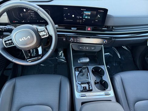 Used 2025 Kia Carnival SX Prestige image 11