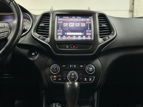 Used 2019 Jeep Cherokee Trailhawk AWD/4WD image 24