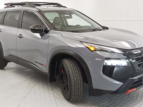 Used 2025 Nissan Rogue SV AWD/4WD image 1