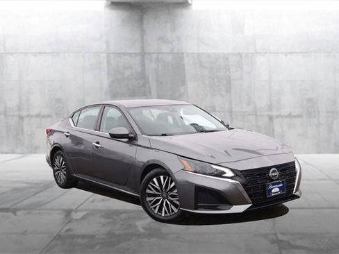 Used 2023 Nissan Altima 2.5 SV image 2