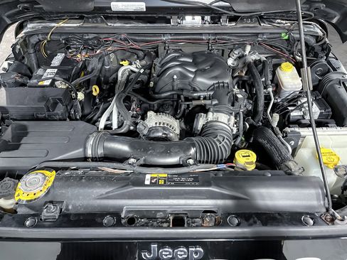 Used 2018 Jeep Wrangler Unlimited Sahara image 30