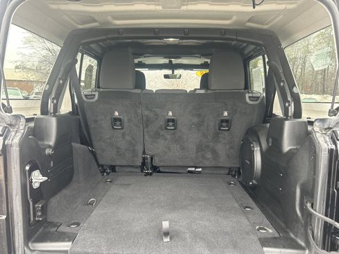 Used 2018 Jeep Wrangler Unlimited Sahara image 9