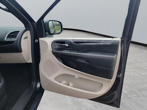 Used 2018 Dodge Grand Caravan SXT image 32