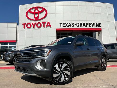 Used 2025 Volkswagen Atlas SE image 2