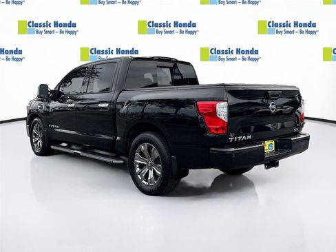 Used 2017 Nissan Titan SV RWD image 5