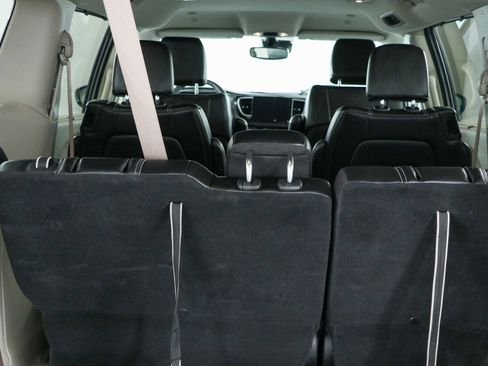 Used 2024 Chrysler Pacifica Touring-L FWD image 30