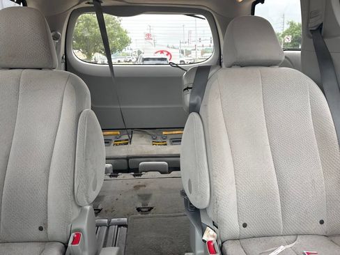 Used 2012 Toyota Sienna LE FWD image 17