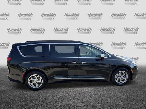 Used 2023 Chrysler Pacifica Limited FWD image 11