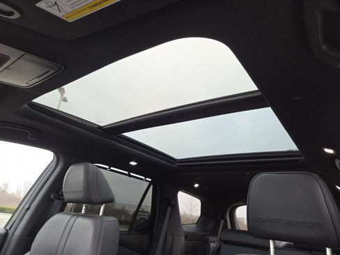 Used 2025 Honda Pilot Black Edition image 4