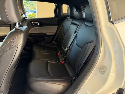 Used 2025 Jeep Compass Limited image 21