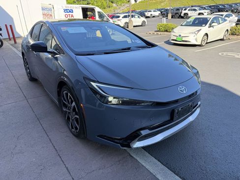 Used 2024 Toyota Prius Prime Premium FWD image 7