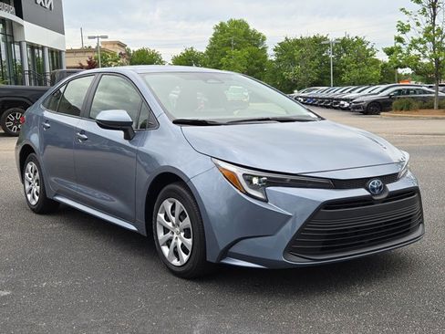 Used 2025 Toyota Corolla LE FWD image 4
