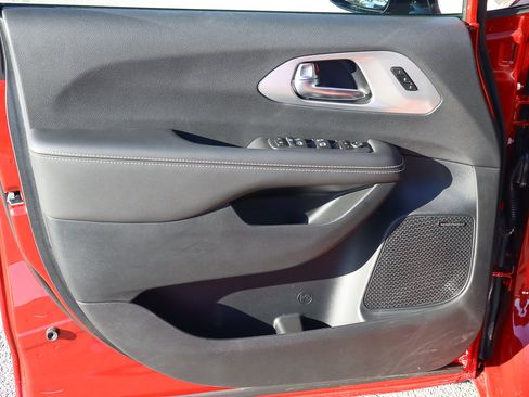 New 2026 Chrysler Pacifica Limited w/ Uconnect Theater Family Group image 9