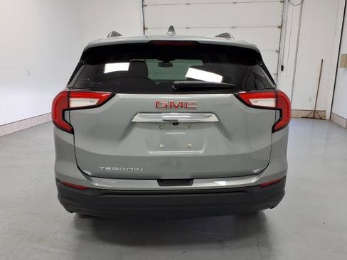 Used 2024 GMC Terrain SLE w/ Driver Convenience Package FWD image 4