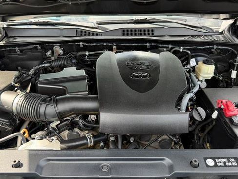 Used 2018 Toyota Tacoma TRD Sport AWD/4WD image 22