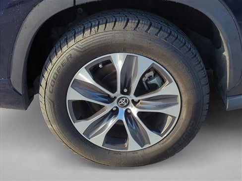 Used 2021 Toyota Highlander XLE image 6