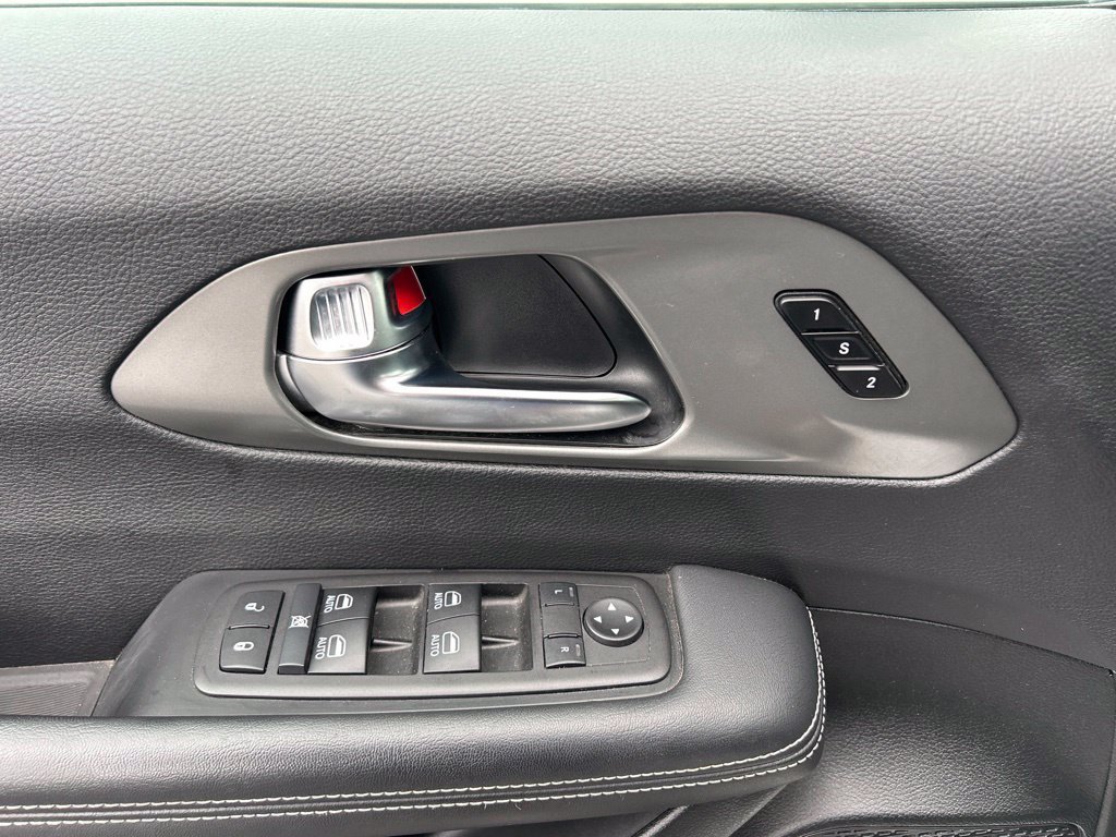 Used 2025 Chrysler Pacifica Select FWD image 15