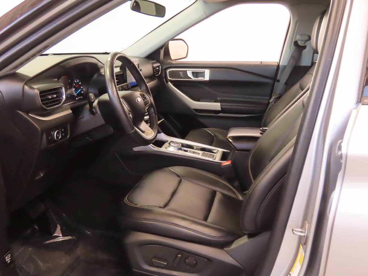 Used 2023 Ford Explorer XLT w/ Equipment Group 202A RWD image 15