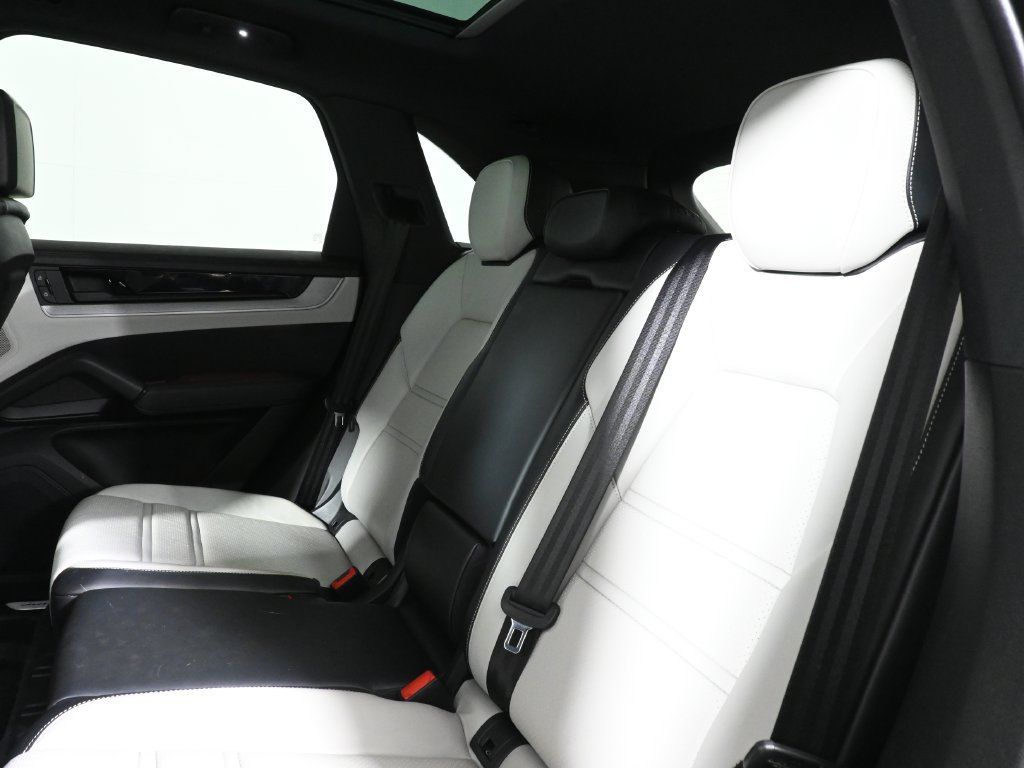 Used 2024 Porsche Cayenne S AWD/4WD image 7