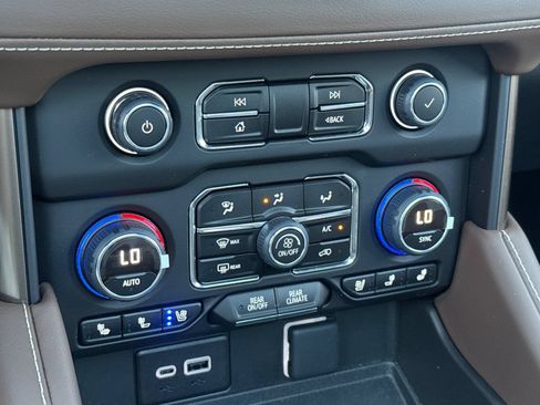 Used 2023 Chevrolet Suburban High Country AWD/4WD image 30