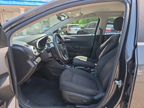 Used 2017 Chevrolet Sonic LT w/ Convenience Package FWD image 9