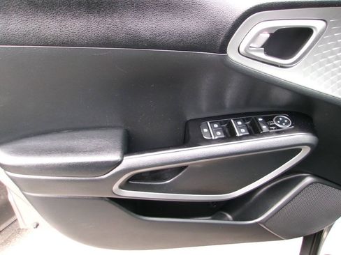Used 2022 Kia Soul LX FWD image 6