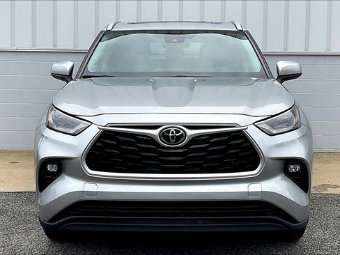 Used 2022 Toyota Highlander XLE AWD/4WD image 3