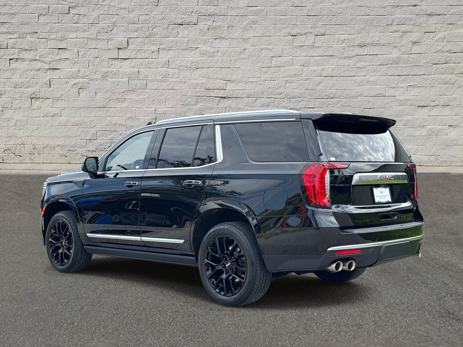 Used 2024 GMC Yukon Denali w/ Advanced Technology Package AWD/4WD image 3