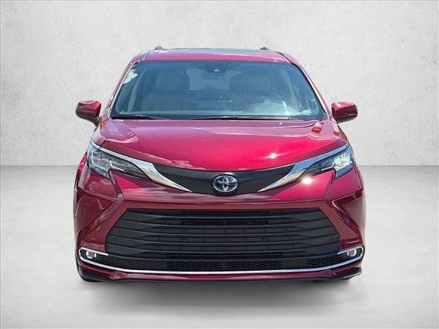 Used 2023 Toyota Sienna XLE FWD image 2