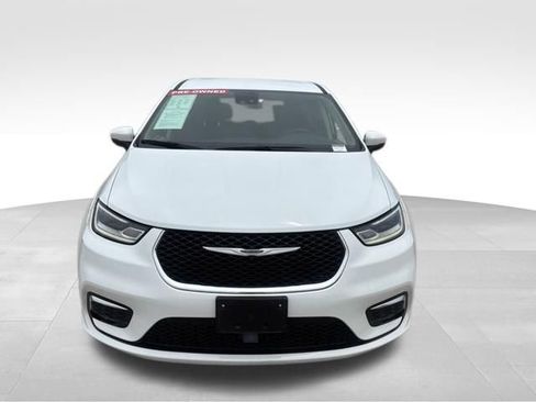 Used 2023 Chrysler Pacifica Touring-L FWD image 4