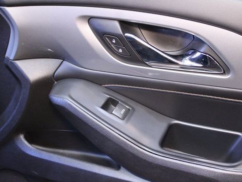 Used 2021 Chevrolet Traverse LT image 9