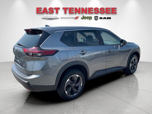 Used 2024 Nissan Rogue SV FWD image 3