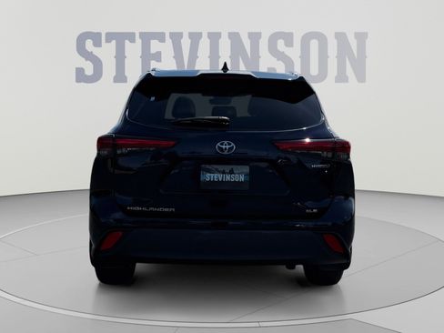 Used 2020 Toyota Highlander XLE AWD/4WD image 4