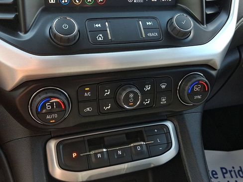 Certified 2023 GMC Acadia SLT w/ Technology Package AWD/4WD image 17