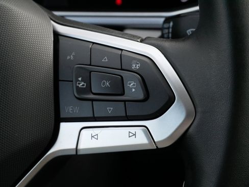 Certified 2025 Volkswagen Taos SE image 25